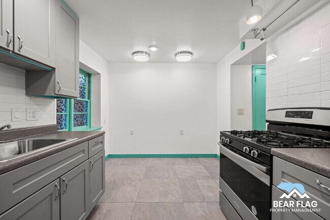 Building Photo - For Rent – 1 Bedroom Back Unit in Mid-Town...