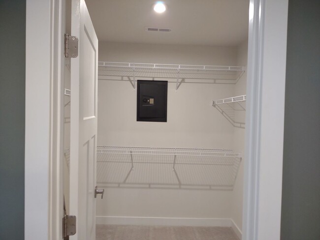 Building Photo - Superlative 6 Bedroom, 5 Bathroom Home in ...