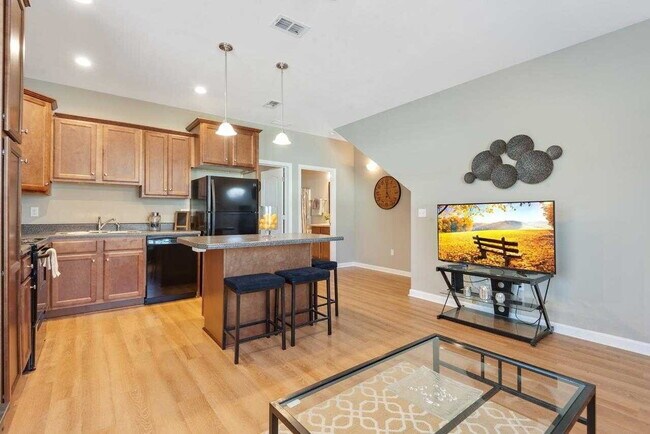 Building Photo - Modern 3-Bed, 3-Bath Townhome with Stylish Upgrades in Condo Community