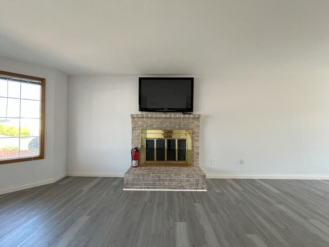 Building Photo - Spacious 4-Bedroom, 2.5-Bathroom Home with...