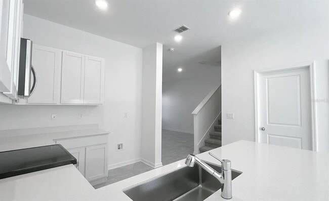 Building Photo - 2562 Skyline Lp