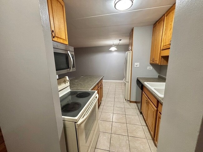 Building Photo - 18 E Old Willow Rd