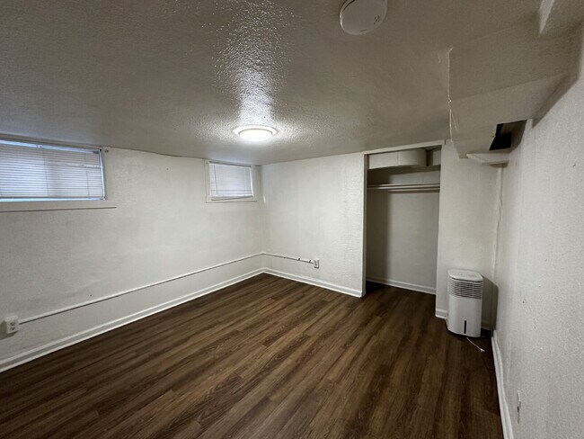 Building Photo - Cozy 1 bed apartment in Elyria Swansea!