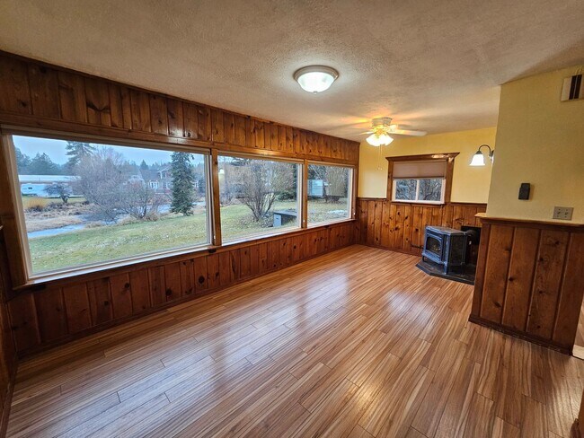 Building Photo - 3710 E Chattaroy Rd
