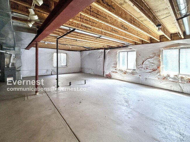 Building Photo - 3 Bed, 2 Bath Home with Fenced Yard & Garage / Available Soon!