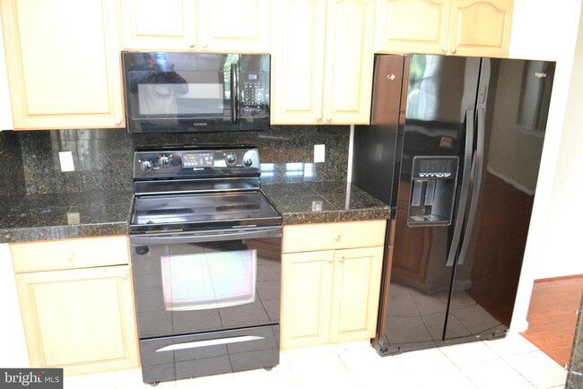 Building Photo - 8202 Blue Heron Dr