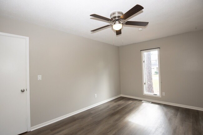 Building Photo - "Charming 3-Bedroom Retreat with Granite Touches and Cozy Fireplace on Winchester Rd!"