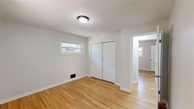 Building Photo - 8 Larose Dr SW