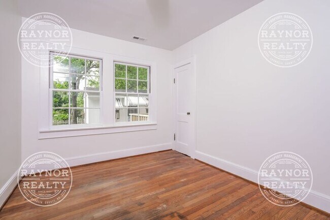 Building Photo - 206 Layton St
