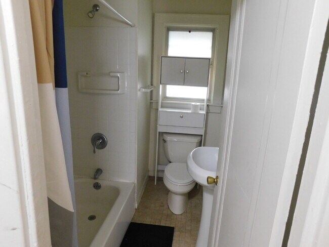 Building Photo - Lower Unit Duplex Walking Distance to Downtown Birmingham