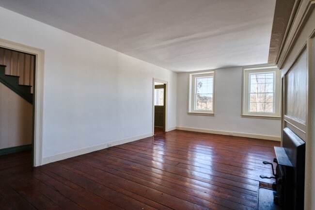 Building Photo - Beautiful 4 Bedroom Farm House