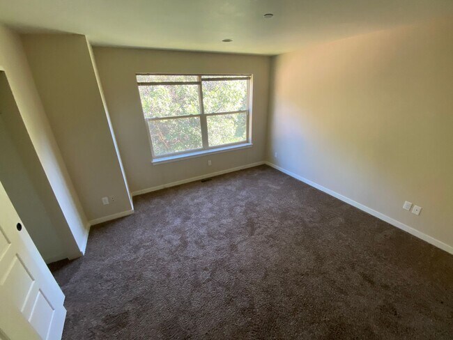 Building Photo - Two Bedroom Townhome Minutes from Downtown