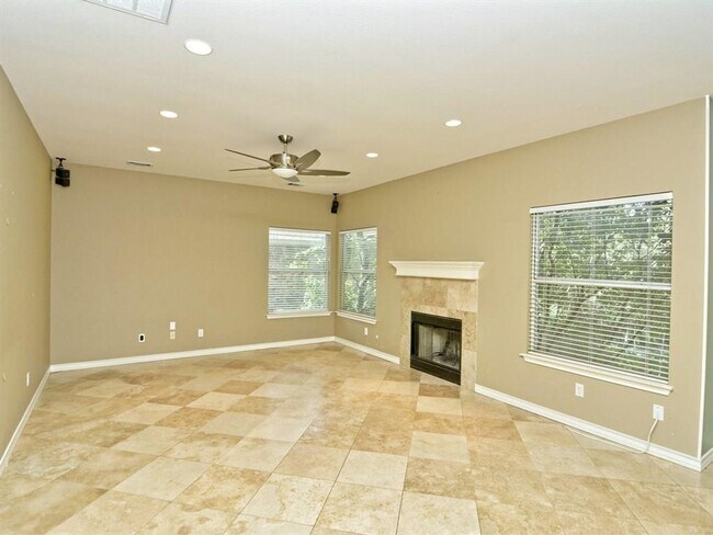 Building Photo - PRELEASING FOR BEGINNING OF JUNE! COME INTO YOUR OASIS!