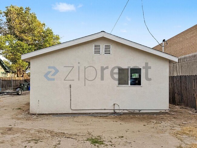 Building Photo - Unit 874