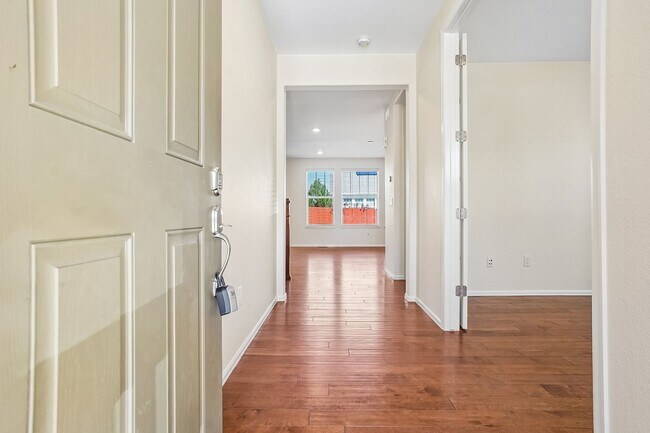 Building Photo - Luxurious Living: 2,367 Sq Ft Home with 4 Baths in Prime Location