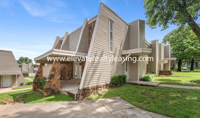 Primary Photo - 7371 S Yale Ave