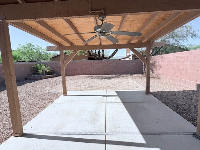 Building Photo - 3-bedroom, 2-bathroom home with walled bac...