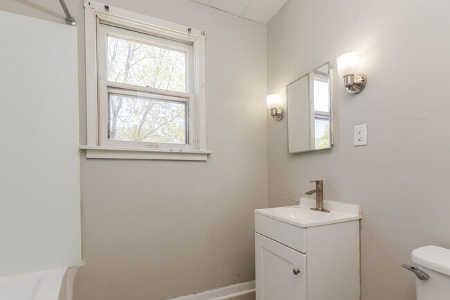 Building Photo - 902-904 1/2 S Limestone St.