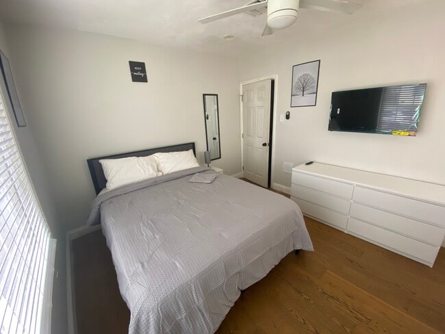 Building Photo - 636 E 121st Pl