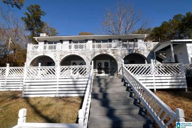 Building Photo - 992 Clear Creek Dr
