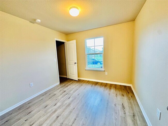 Building Photo - 704 Silver Wing Dr