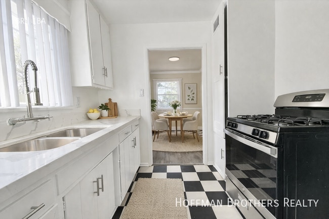 Building Photo - 5318 Radford Ave