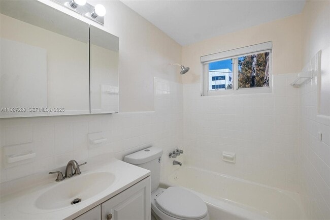 Building Photo - 428 Collins Ave