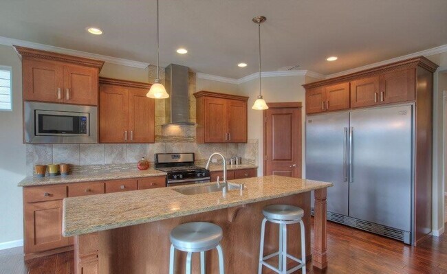 Building Photo - WELCOME HOME!!!! 5 Bedroom 2.5 Bath