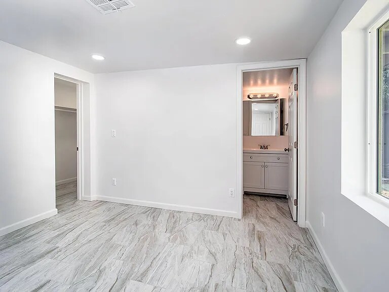 Building Photo - 1017 E West Cir Dr