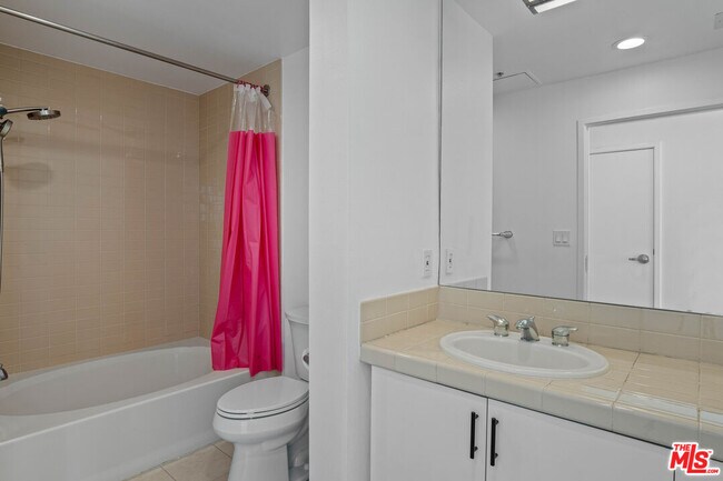Building Photo - 13700 Marina Pointe Dr