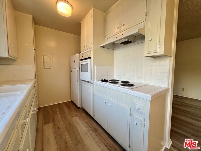 Building Photo - 1261 Granville Ave