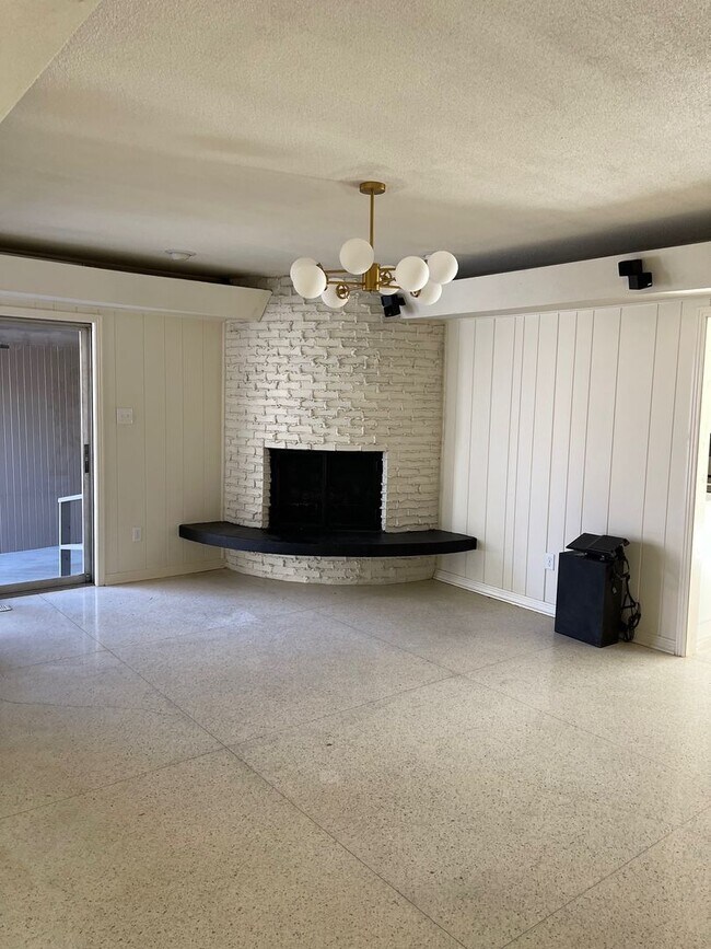 Building Photo - Wonderful 4 bed 3 bath home in East Memphis