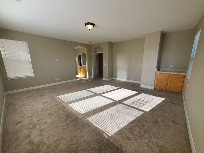 Building Photo - STUNNING SPACIOUS 5 BEDROOM HOME IN CONCOR...