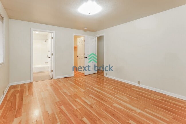 Building Photo - Stunning cul-de-sac residence near Odle Middle School and Bellevue Aquatic Center!