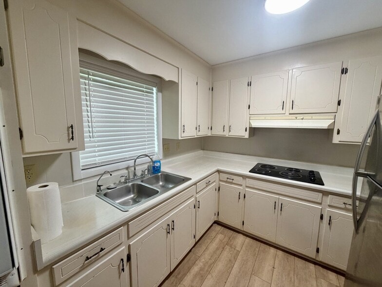 Building Photo - 215 Cardinal Ln