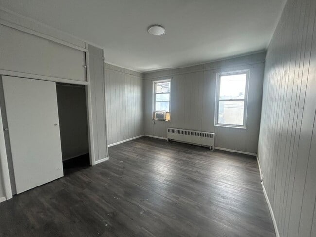 Building Photo - 117 53rd St