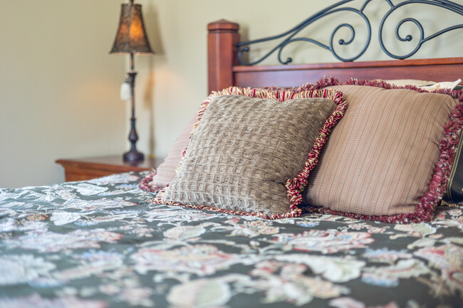 Second bedroom with a cozy Full-sized bed - 1090 Quail Trl