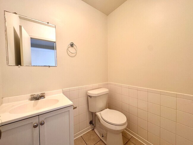 Building Photo - 2 Bedroom • 1.5 Bath • Townhouse Style Apa...