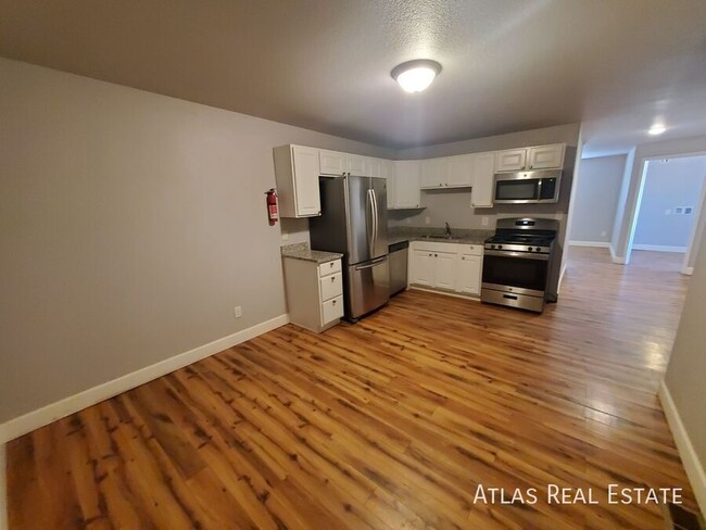 Building Photo - Beautifully Remodeled Ground Floor 2 Bed/1...