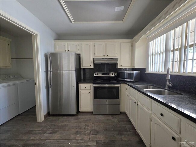 Building Photo - 3001 Ashley Pl