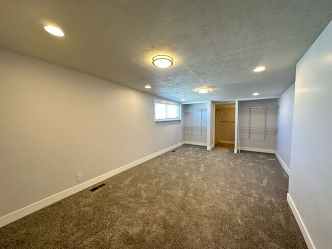 Building Photo - Beautiful 6 bedroom 2 bathroom home is a m...