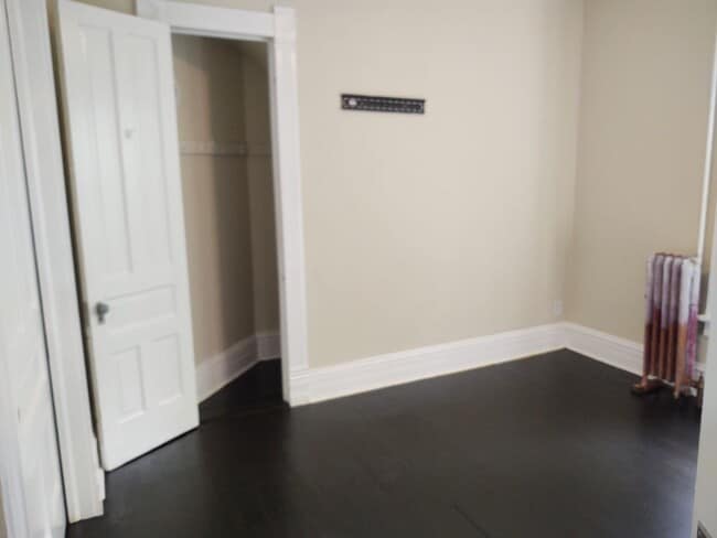 Building Photo - Very Large 4 Bedroom 2 Bath House