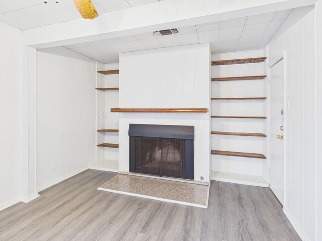 Building Photo - Spacious 2 bedroom 2 living areas 1 bath with a garage!