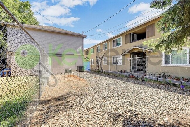 Building Photo - 3220 2nd Ave