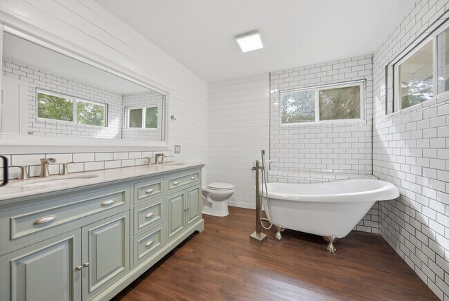 Building Photo - 9481 Lake Forest Cir