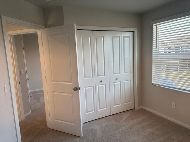 Building Photo - Newer 4 bedroom 2.5 bathroom house!