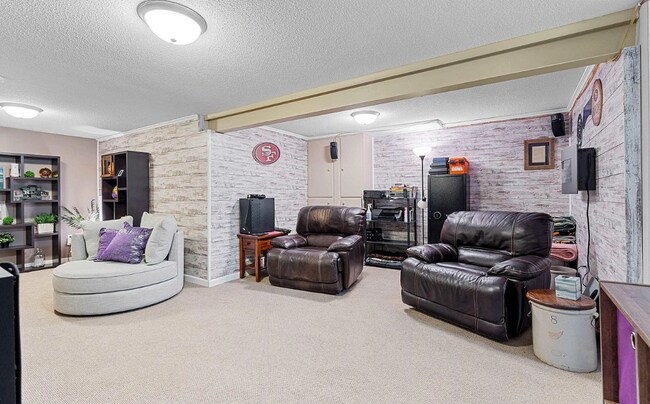 Building Photo - 3029 Saratoga Dr