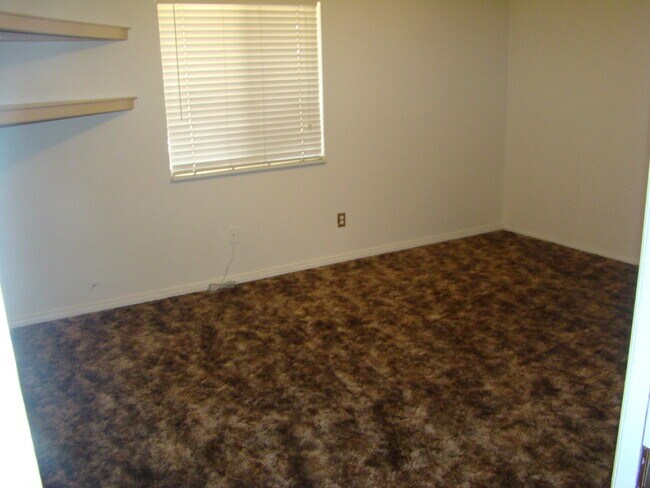 Building Photo - 3 BEDROOM HOME WITH WORKSHOP ON 2 1/2 ACRES