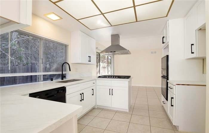 Building Photo - 20017 Hemmingway St