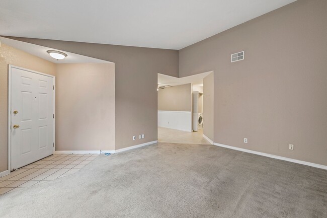 Building Photo - 2Bd/2Bth Condo, hardwood floor, balcony, top floor